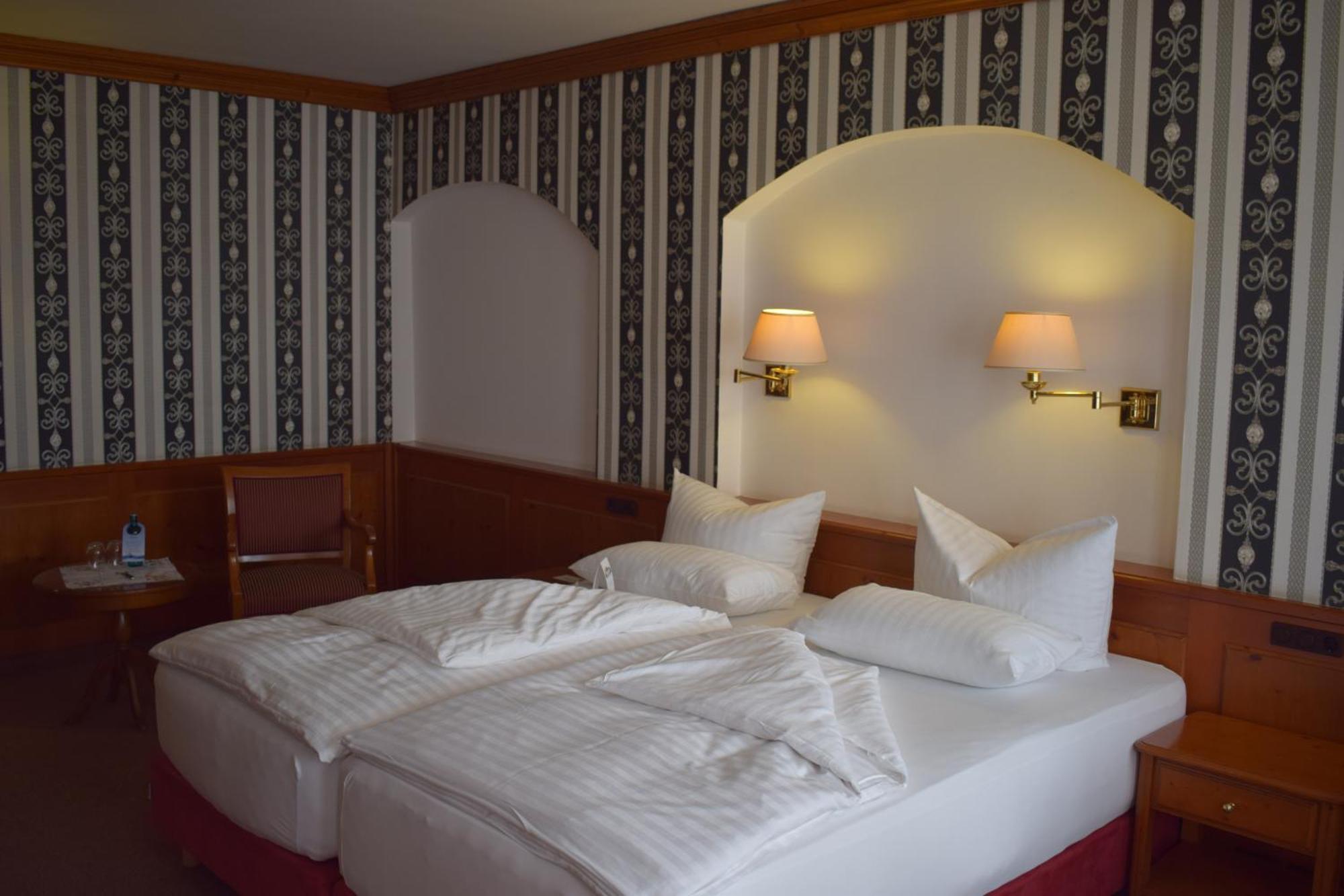 Akzent Hotel Goldner Hirsch Kamenz Bagian luar foto